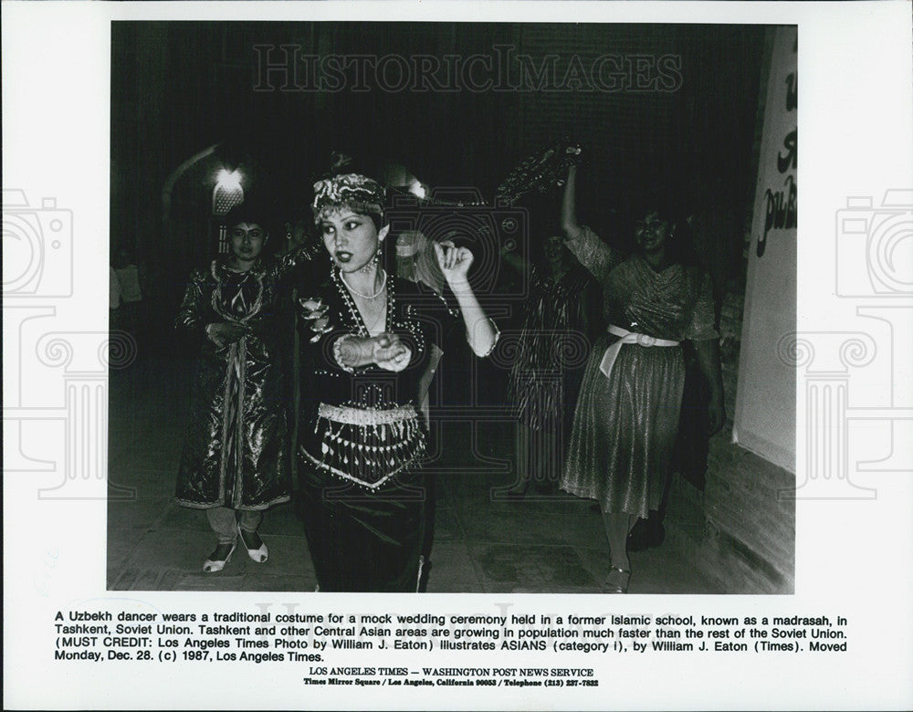 1987 Press Photo Uzbekh Dancer in The Soviet Union - Historic Images