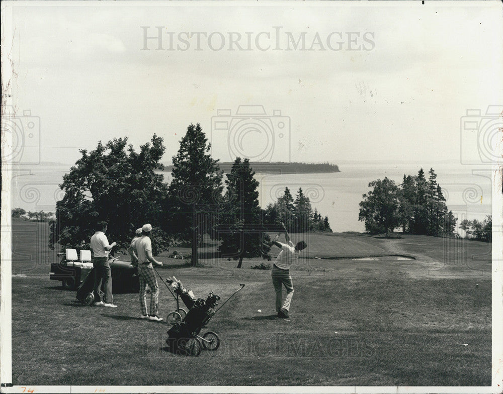 1978 Press Photo Golfers At 18th Hole Algonquin Golf Club Canada - Historic Images