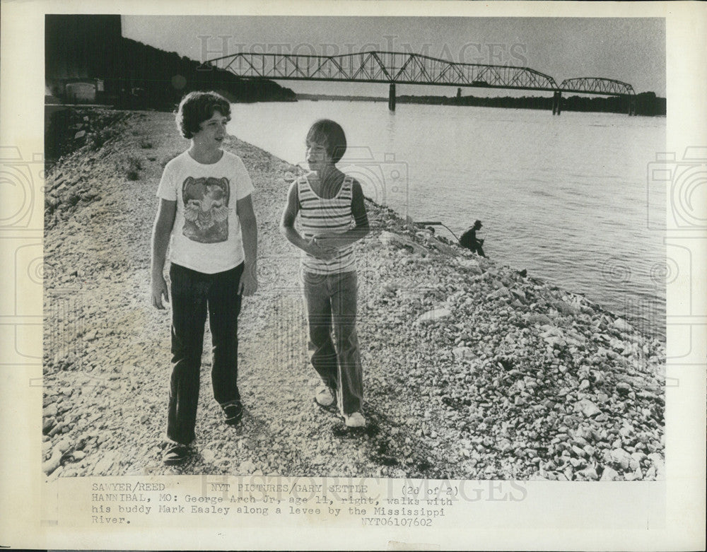 1976 Press Photo George Arch Jr And Mark Easley Walk Levee At Mississippi River - Historic Images