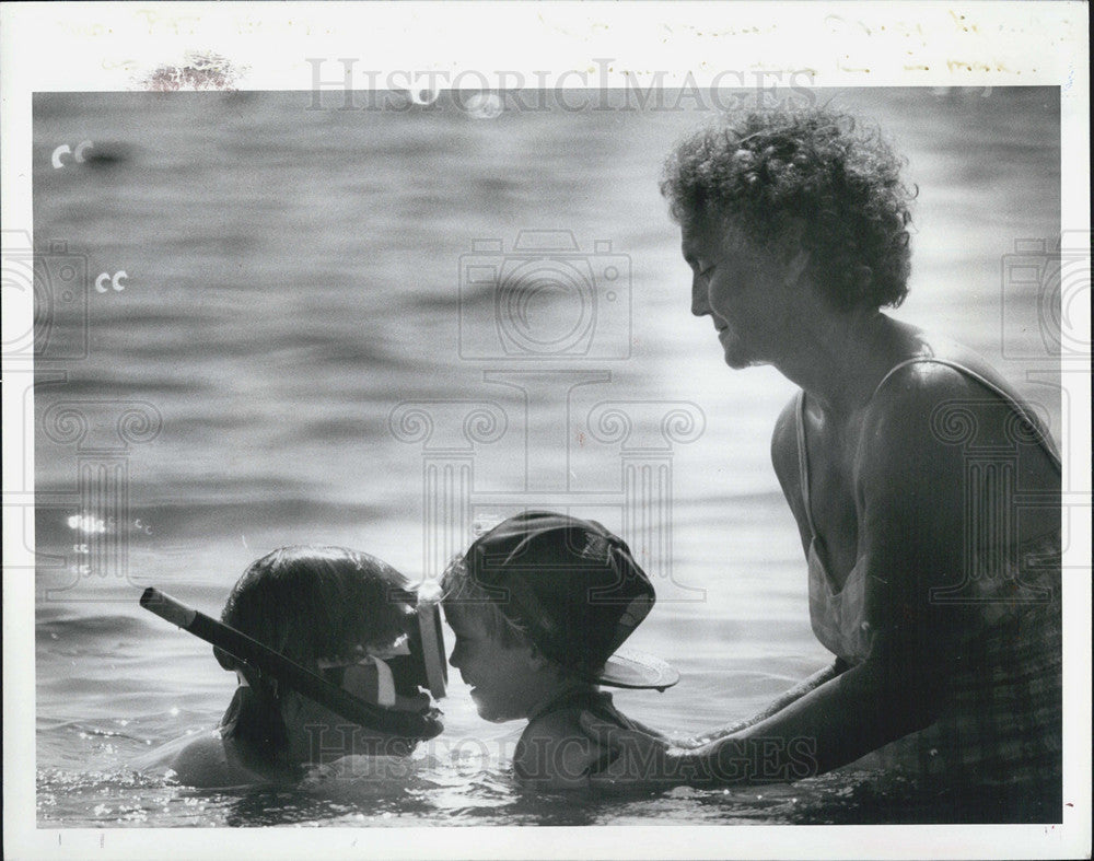 1985 Press Photo Pat Howard With Grandchildren Davey And Jason At Pasco Beach - Historic Images