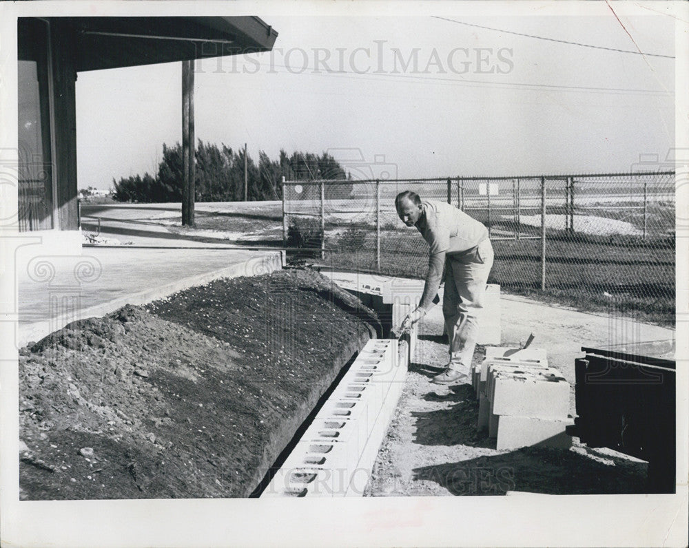 1965 Press Photo Belleair Beach Custodian Paul Boss Builds Retaining Wall - Historic Images