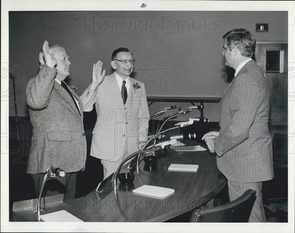 1981 Press Photo Ed Moran and Anthony Lio Sworn in As Belleair Commissioners - Historic Images