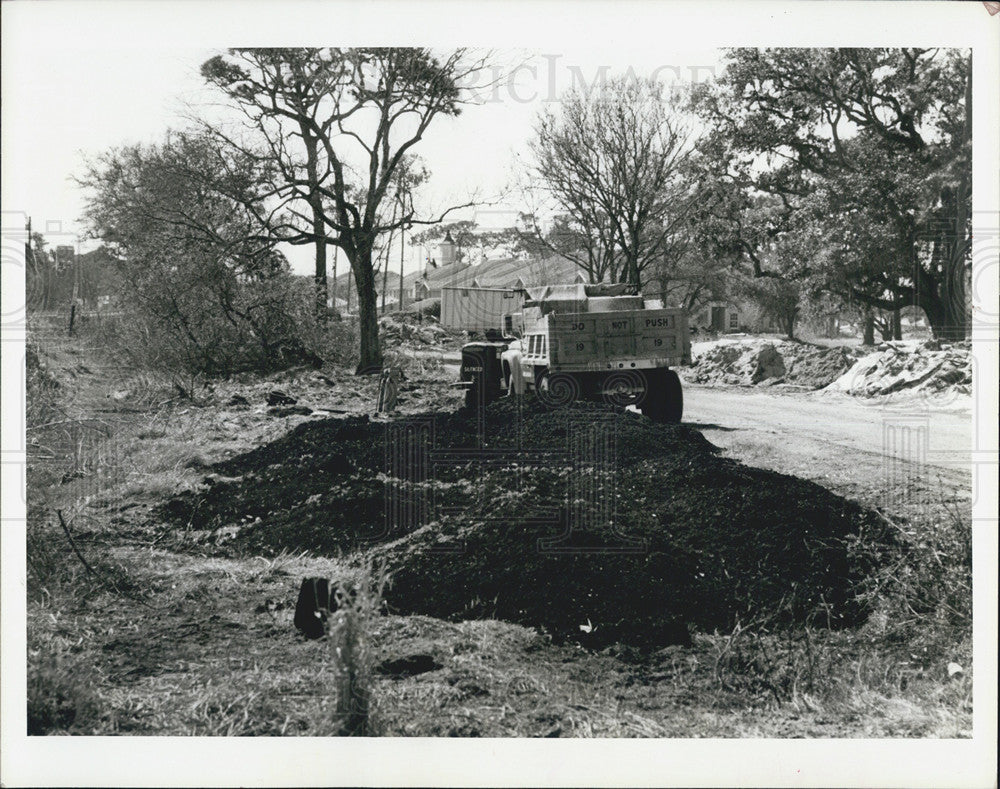 1985 Press Photo Belleauir Piles Waste Near Water Treatment Plant - Historic Images