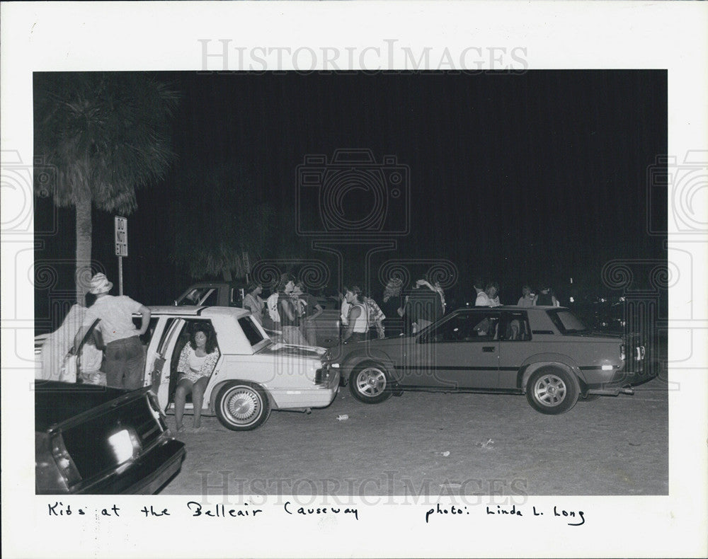 1986 Press Photo Residents of Belleair Beach park beach side to block teens hang - Historic Images