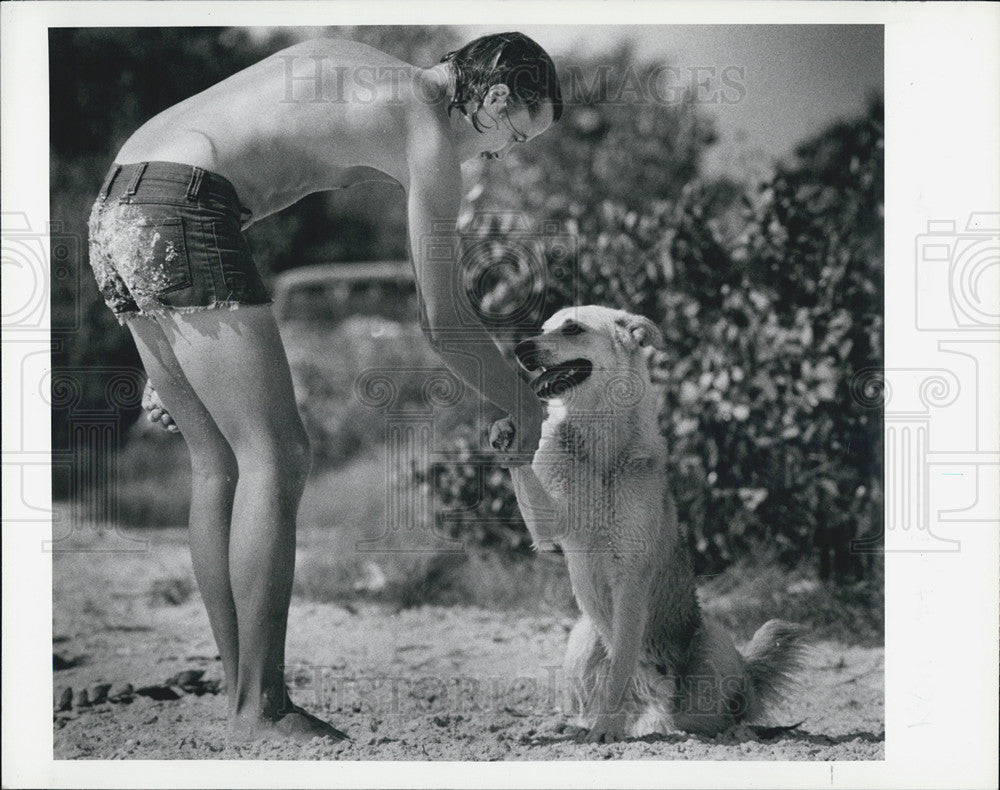 1981 Press Photo Ken St. Pierre Plays with Dog at Belleair Beach - Historic Images