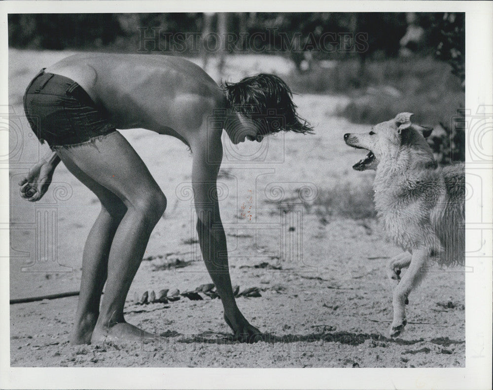 1981 Press Photo Ken St. Pierre Plays with Dog at Belleair Beach - Historic Images