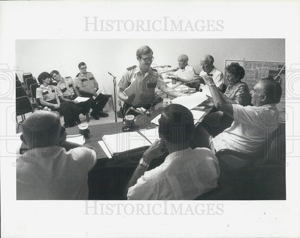 1992 Press Photo Belleair Bluffs Police Visit City Commission For Better Wages - Historic Images