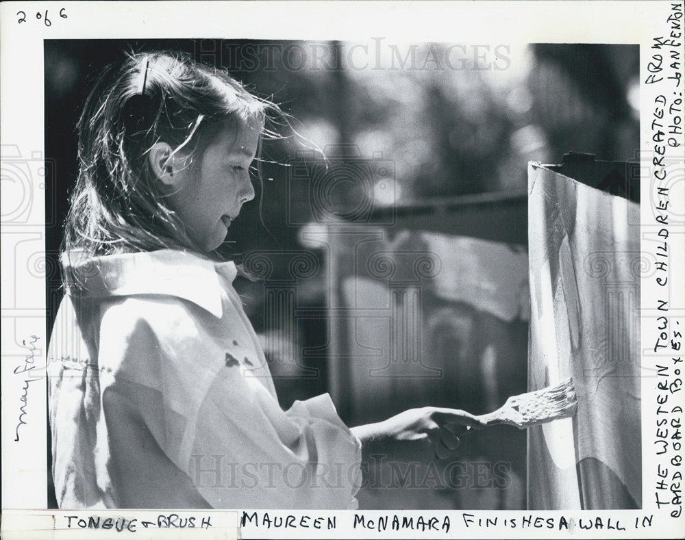 1983 Press Photo Maureen McNamara paints a wall - Historic Images