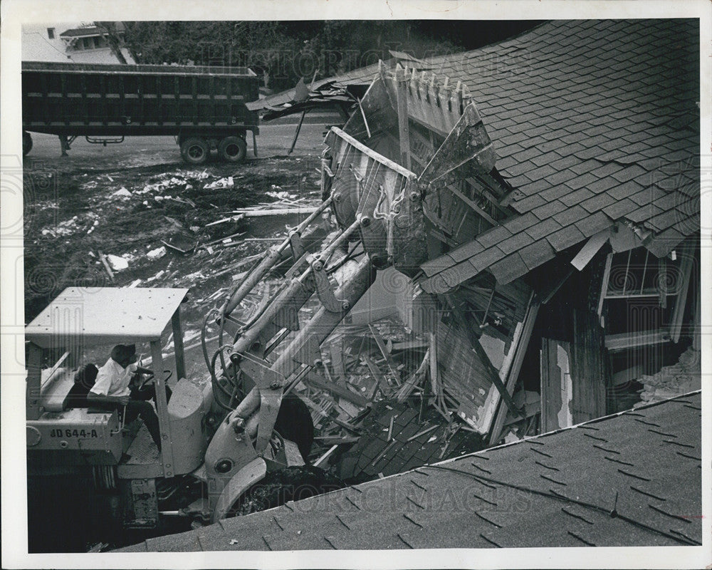 1974 Press Photo Destruction - Historic Images