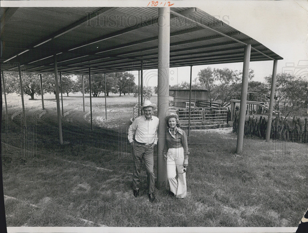 1975 Press Photo Politician John Connally With Wife Nellie Touring Picosa Ranch - Historic Images