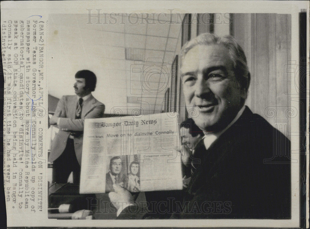 Press Photo Former Texas Governor John Connally Holding Newspaper Copy - Historic Images