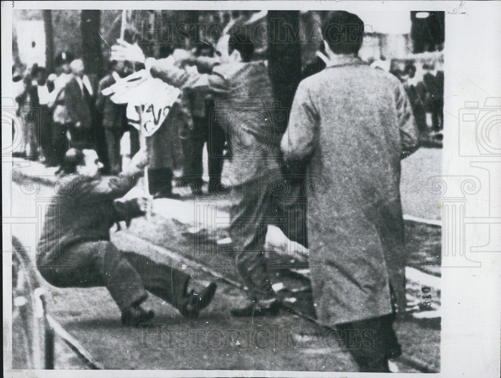 1957 Press Photo Communist sympathizer bothers anti-Red demonstration, Argentina - Historic Images