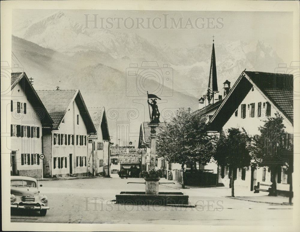 1962 Press Photo Husar Hotel And Church In Village Of Garmish Germany - Historic Images