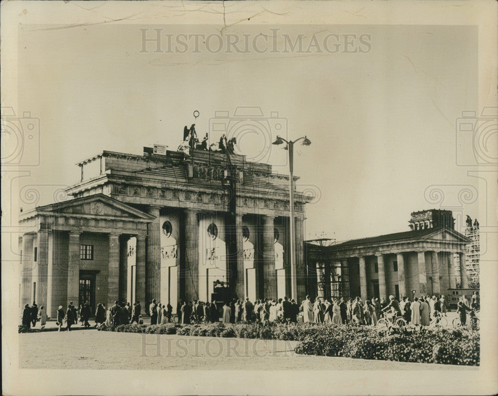 1971 Press Photo Brandenberg Gate Located Between East &amp; West Berlin Germany - Historic Images