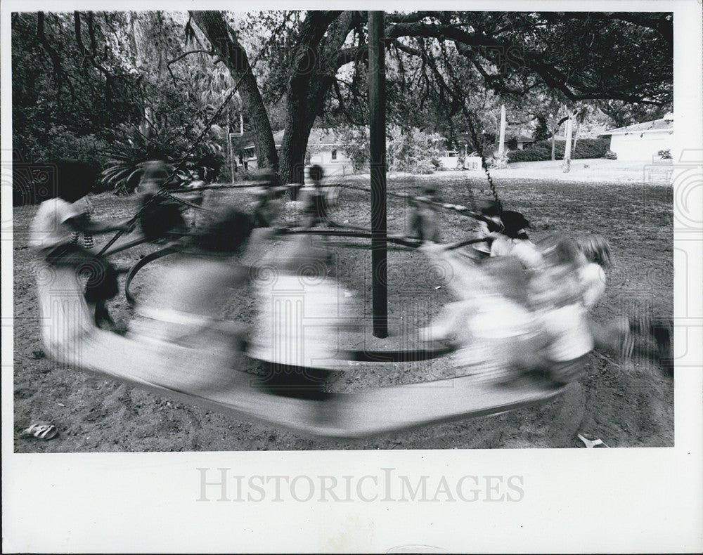 1977 Press Photo Girls Club Week Lewis Park Merry-Go-Round Ride - Historic Images