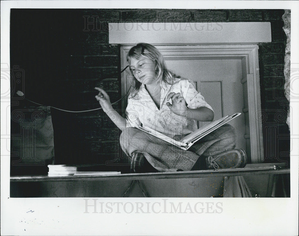 1977 Press Photo Candy Gays Playing At Girls Club Program - Historic Images