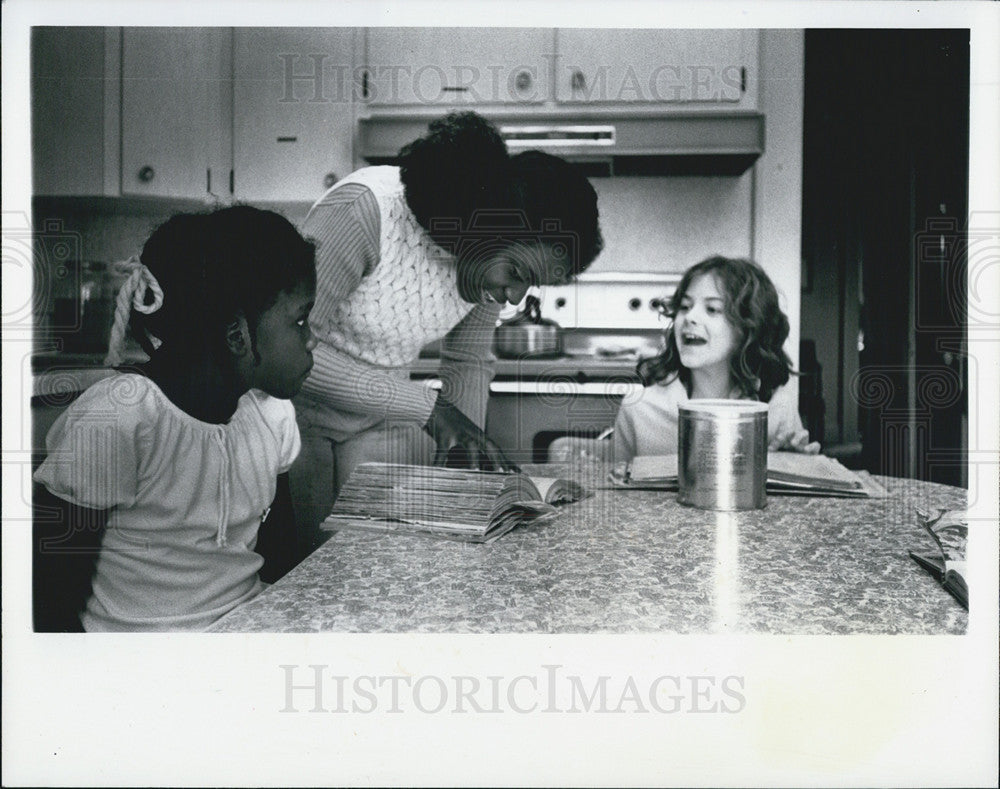 1977 Press Photo Bradenton Girls Club Felecia Hamilton Mary Lynn Foster Cooking - Historic Images