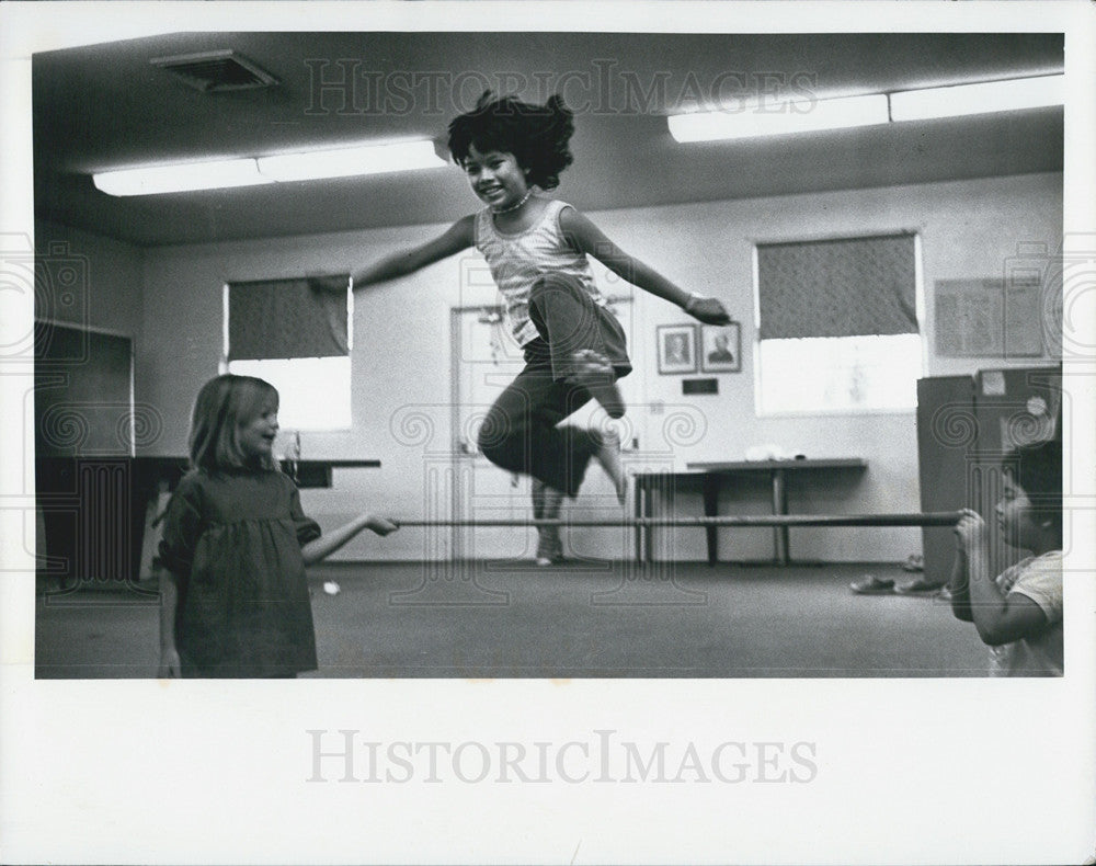 1977 Press Photo Girls Club Girls Playing Jumping Game Bradenton - Historic Images