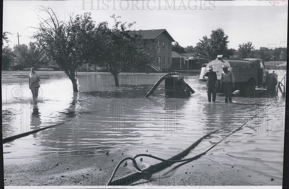 1957 Press Photo Crewmen Pump Water/Flooding/Denver Colorado - Historic Images