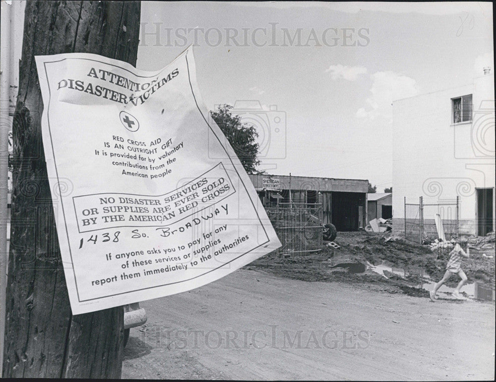 1965 Press Photo Sign warning flood victims about con men - Historic Images