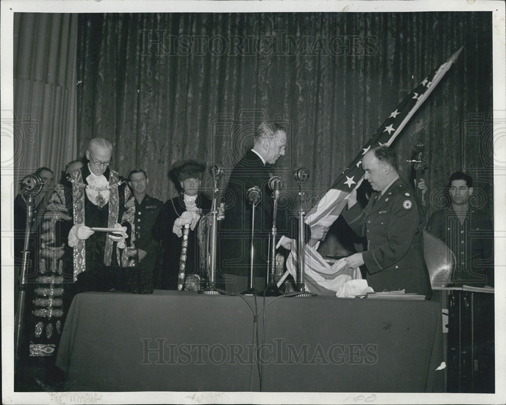 1943 Press Photo Chieto Club President Harry Dooley Presented Chicago Flag - Historic Images