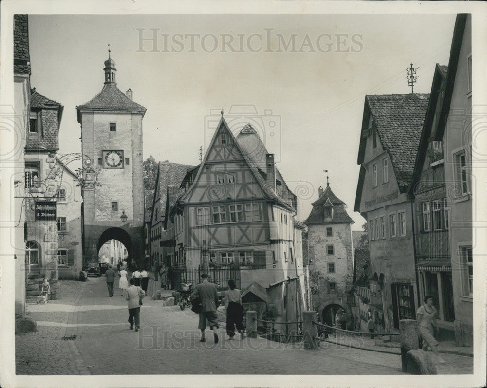 1955 Press Photo Rothenburg Medieval Town in Germany Attracts Tourists - Historic Images