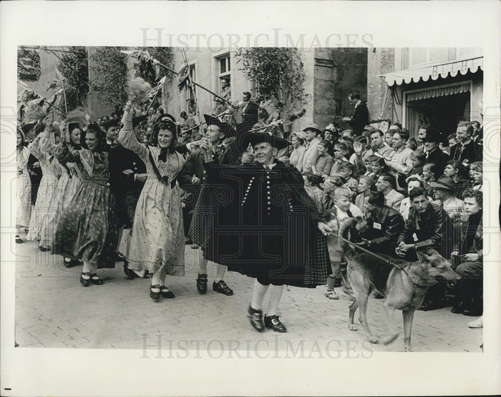 1964 Press Photo 1800&#39;s Dress In Medieval Rothenburg Germany - Historic Images