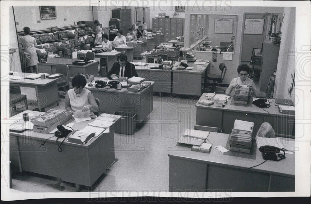 1966 Press Photo The Billing Department at Montgomery Ward &amp; Co., St. Petersburg - Historic Images