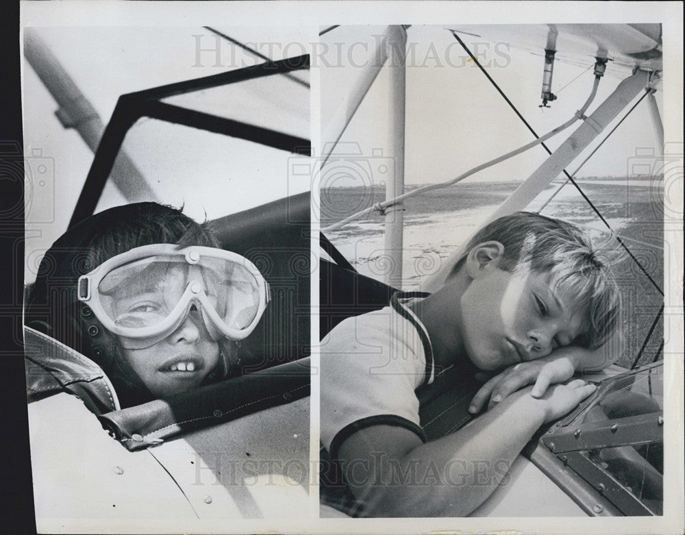 1966 Press Photo Peter and Tommy Conrad enjoying open flying with their dad. - Historic Images