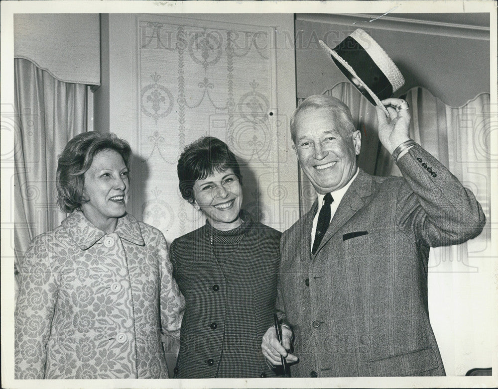 1966 Press Photo Maurice Chevalier donates his autographed hat to the W Parker School - Historic Images