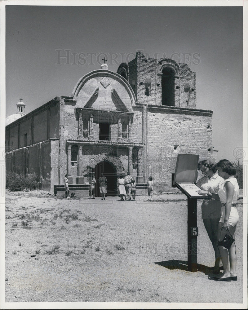 1963 Press Photo Tumacacori National Monument in Tucson Arizon flock by tourist - Historic Images