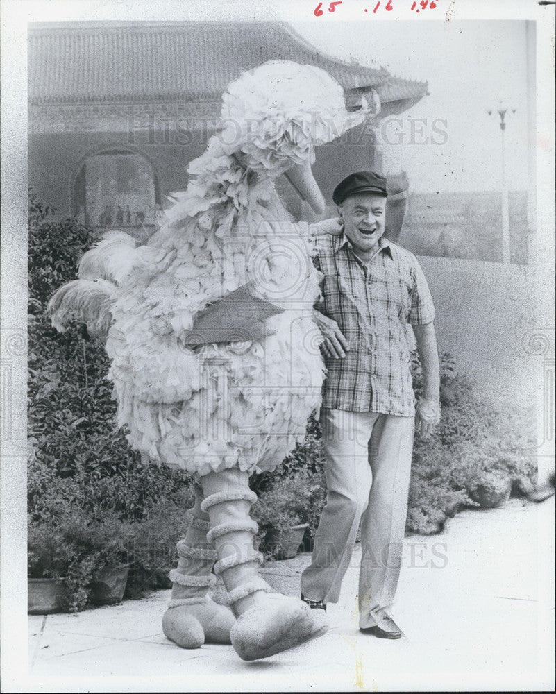 1979 Press Photo Bob Hope w/ Big Bird in &quot;Bob Hope on the Road to China&quot; - Historic Images