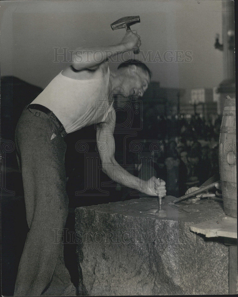 1936 Press Photo Fred Dopp, Single-Hand Hole Knocker Champion, Drives Into Rock - Historic Images