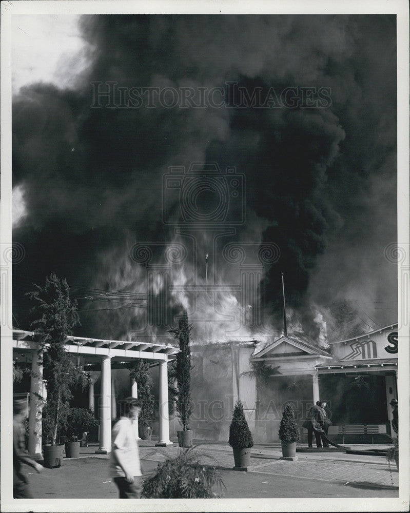 1944 Press Photo Scene from the Elich&#39;s Garden fire - Historic Images