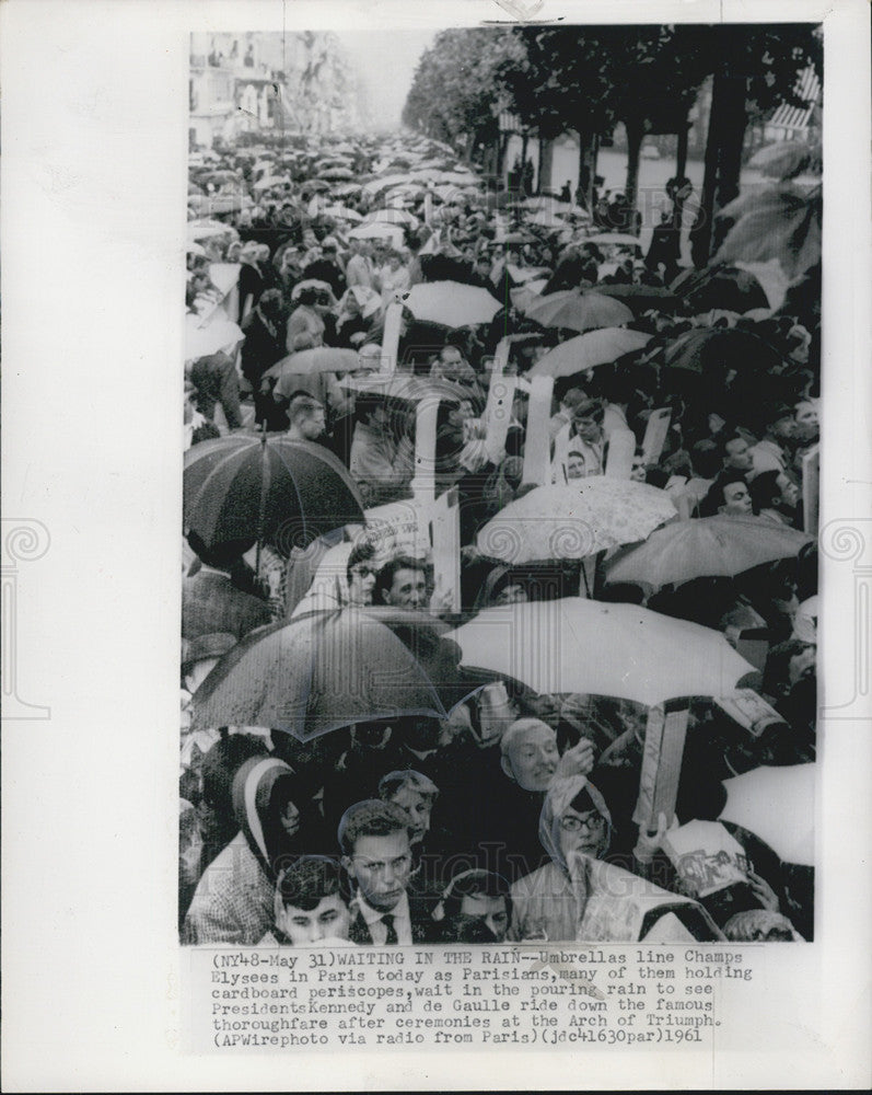 1961 Press Photo Parisians wait for a glimpse of President Kennedy ride the Cham - Historic Images