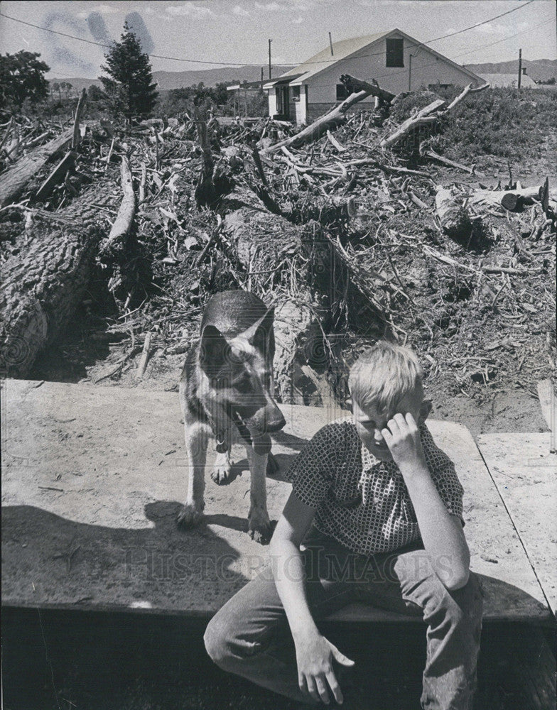 1965 Press Photo Robin Barton Sits in Spot Where Home Once Stood - Historic Images