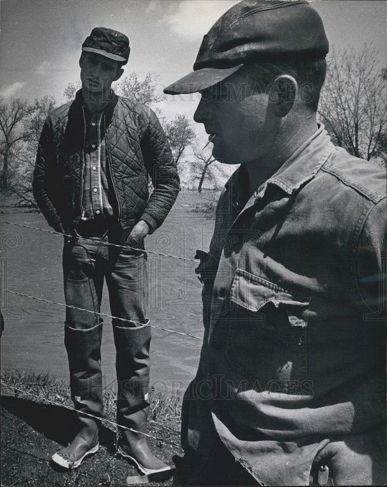 1969 Press Photo James Heutt, William Dersham Platte River Flood - Historic Images
