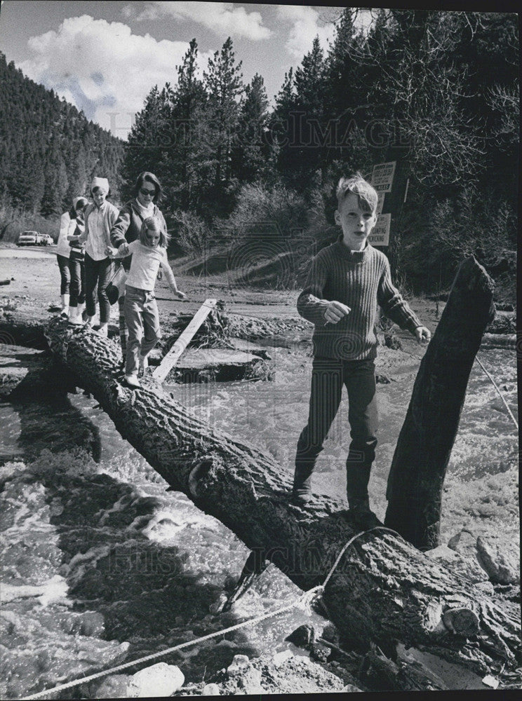 1963 Press Photo Deer Creek Bridge Washed Out-Kids Use Log to Cross - Historic Images