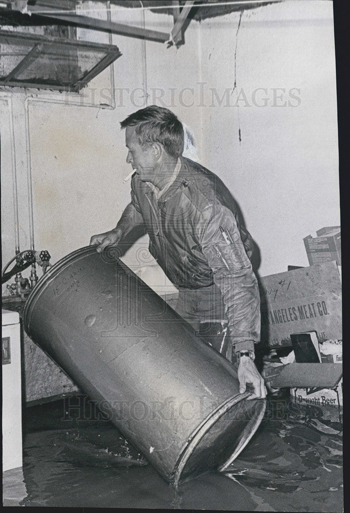 1956 Press Photo Sam Hemuth Bails Water From Basement After Flooding In Denver - Historic Images