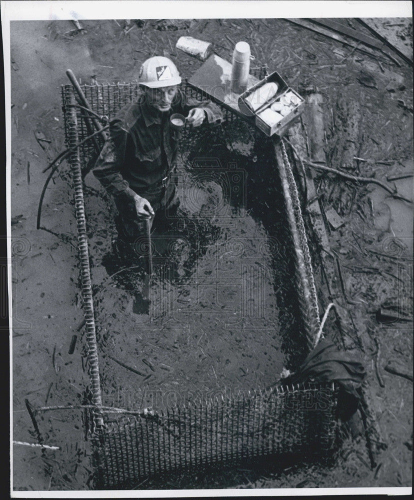 1965 Press Photo Working in mud and water on the Valley Highway - Historic Images