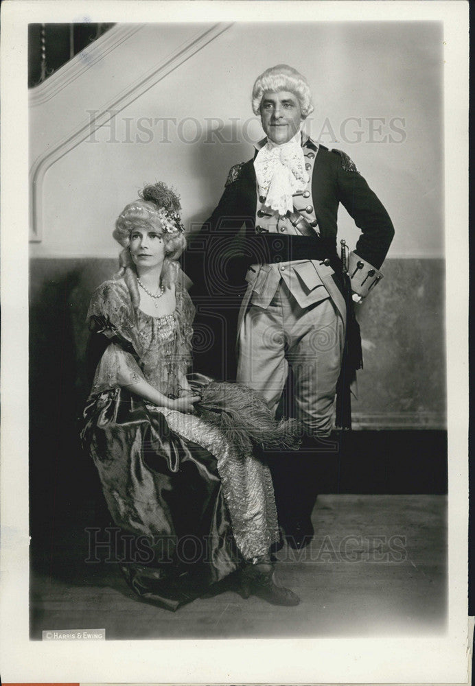 Press Photo Capt And Mrs John Parker Jackson Wearing Colonial Garb-Bi-Centenial - Historic Images