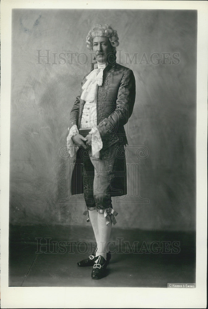 Press Photo Descendant Of John Adams Wearing Authentic Colonial Clothes - Historic Images