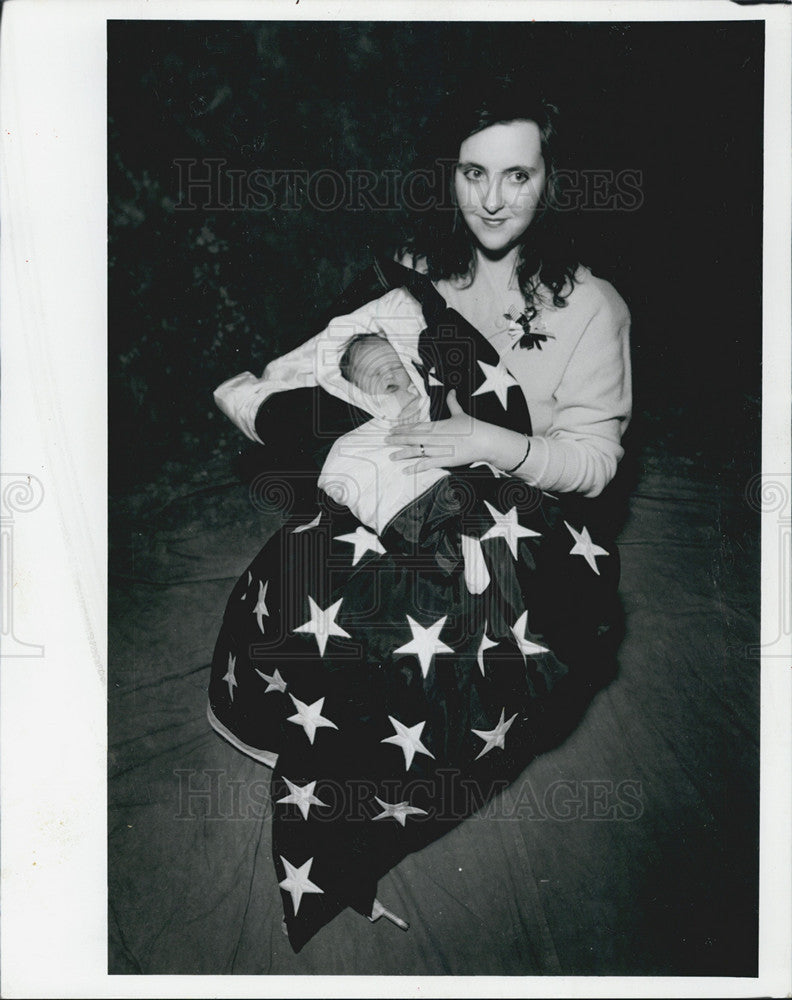 1991 Press Photo Trish Torres Cradels Week Old Daughter In American Flag - Historic Images