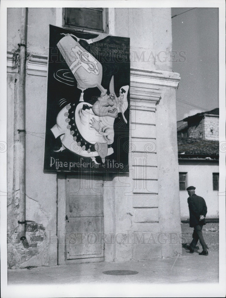 1961 Press Photo Yugoslavia Tito Pictured Quinching his Thirst With American $$ - Historic Images