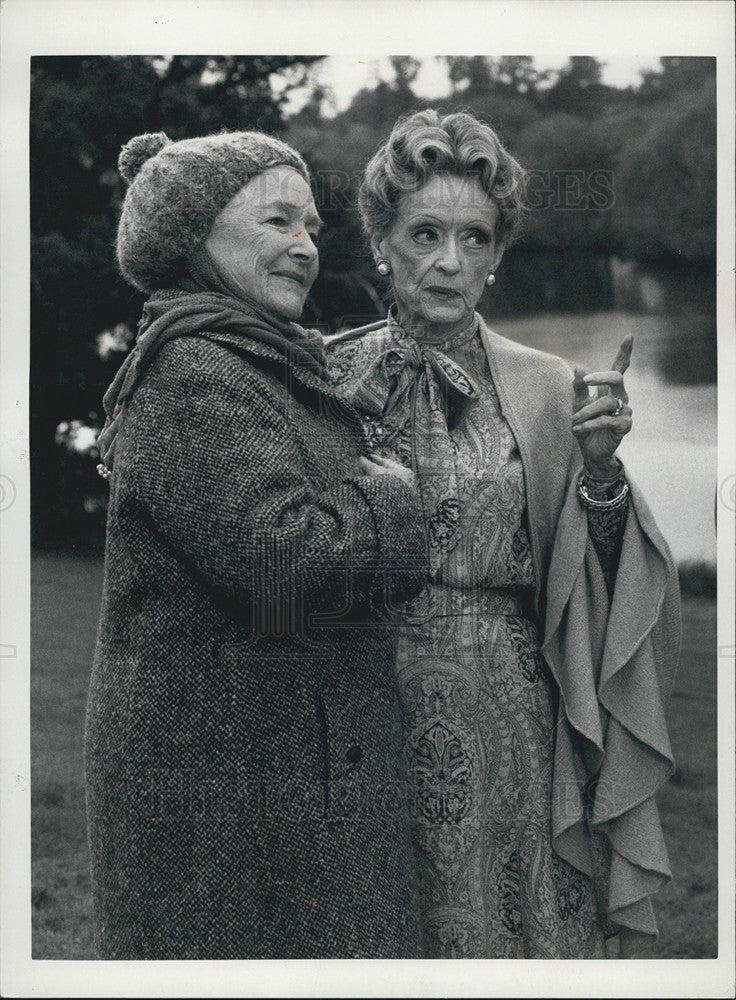 1986 Press Photo Helen Hayes and Bette Davis in &quot;Murder With Mirrors&quot; - Historic Images