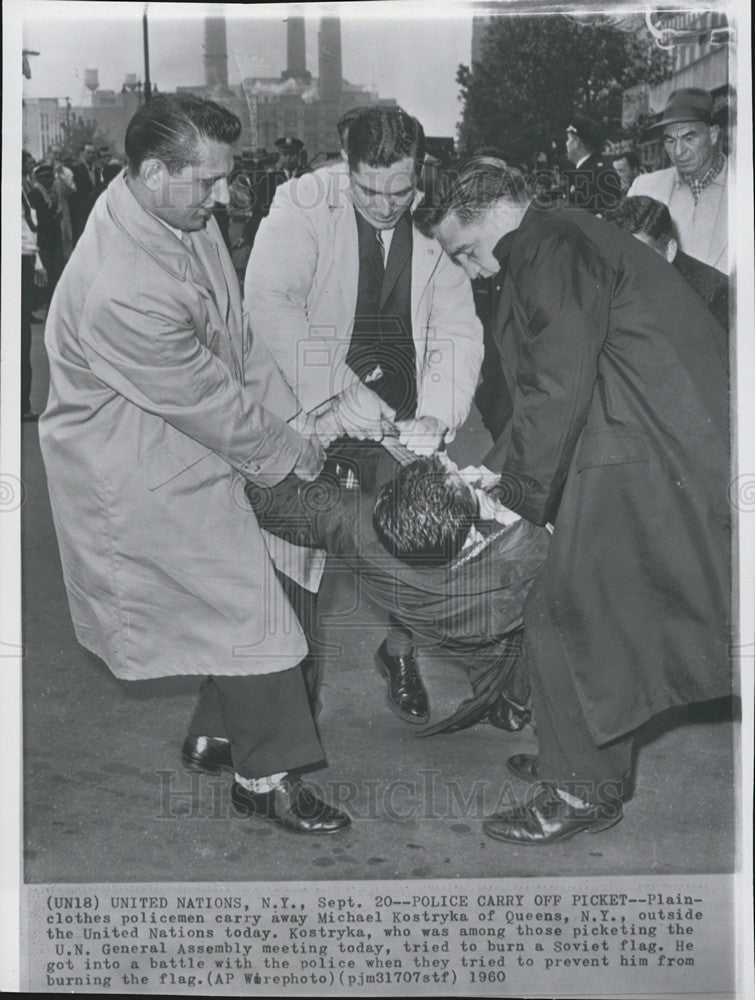 1960 Press Photo Cops Carry Picketer In NY United Nations Bldg-Burned Soviet Flg - Historic Images