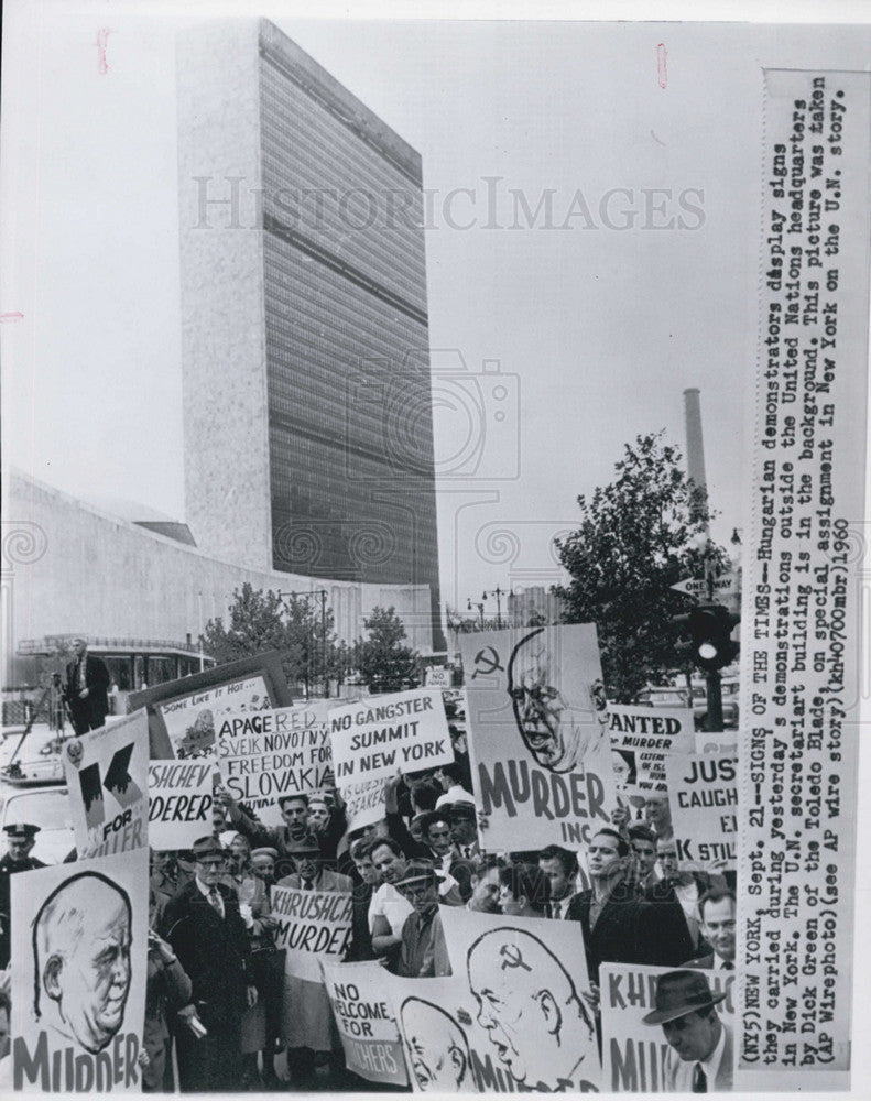 1960 Press Photo Hungarian Demonstrators/United Nations Headquarters New York - Historic Images