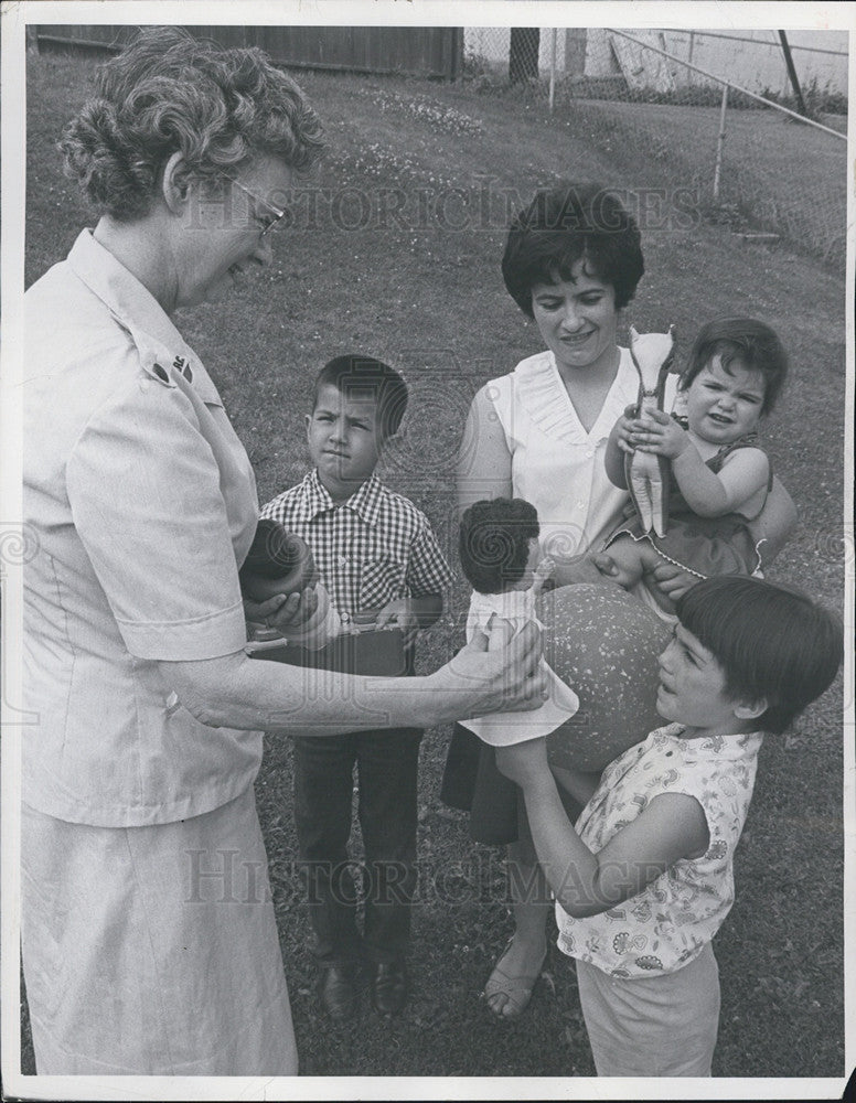 1965 Press Photo Wife of Episcopal minister helps Red Cross in Denver flood reli - Historic Images