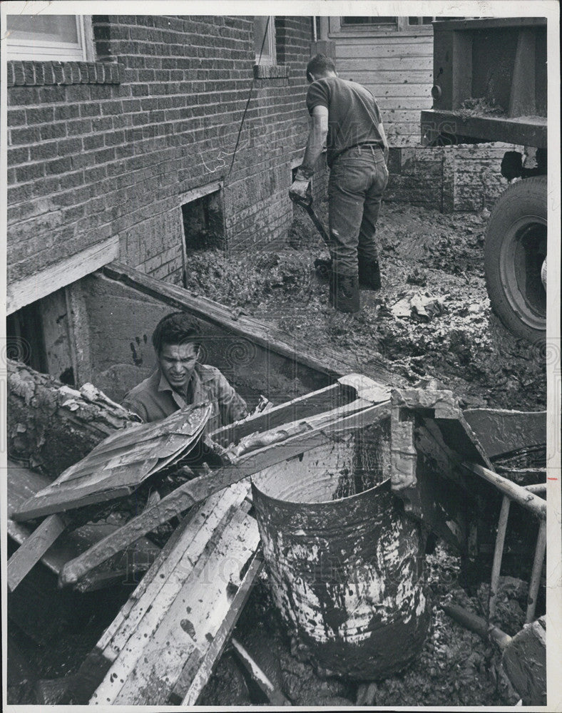 1965 Press Photo Shoveling out mud from Colorado flooding - Historic Images