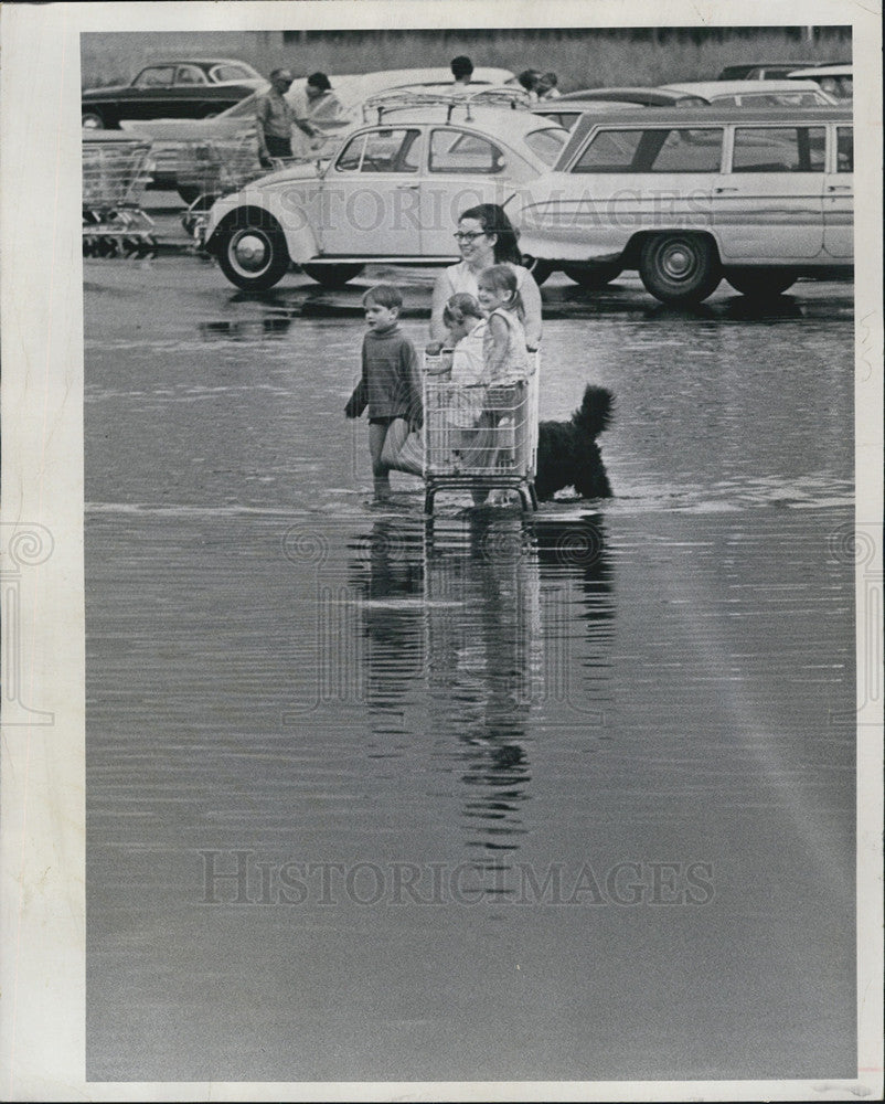 1968 Press Photo Flooded Denver parking lot on the way to grocery shopping - Historic Images